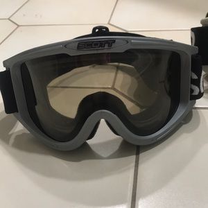 Ski/snowboarding goggles